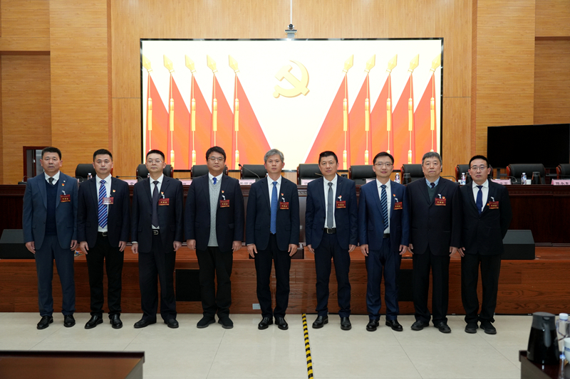 党委委员合影_800-533.jpg